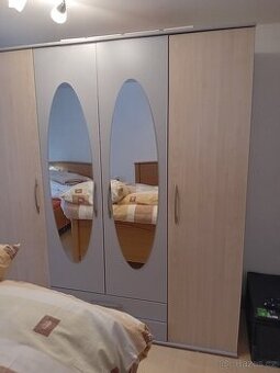 moderní 4 dvéřová šatní skříň se zrcadli
