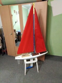 závodní RC plachetnice