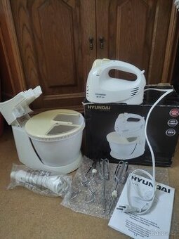 Ruční šlehač, i s mísou a náhradními nástavci