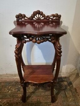 Luxusní vyřezávaný mahagonový stolek – 94 cm
