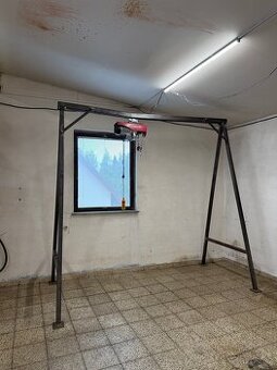 Portál s elektrickou kočkou