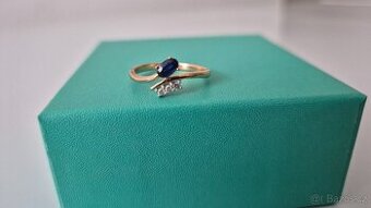 Zlatý prsten s brilianty a safírem