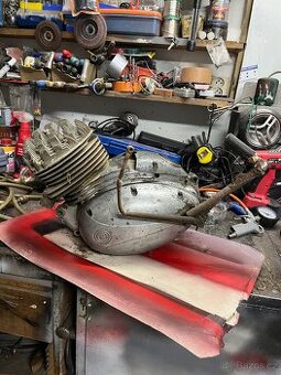 Motor z motorky čz 150