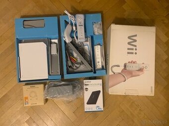Nintendo Wii - 2 ovladače - 300G HDD - JPN (prodej sbírky)