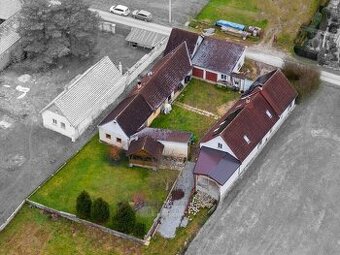 Prodej venkovského stavení s uzavřeným dvorem a rozlehlým po