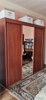 Velká posuvná skříň JYSK se zrcadlem