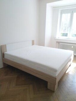 Prodám postel s matrací