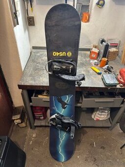 Snowboard s vázáním