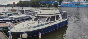 Kajutová laminátová loď s Flybridge - hausboat Tdiesel 91 kW