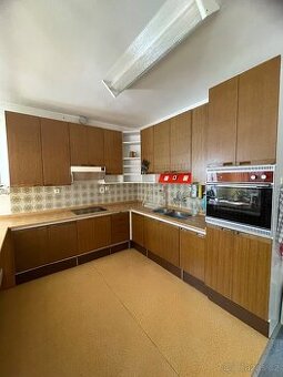 Starší kuchyňská linka se spotřebiči