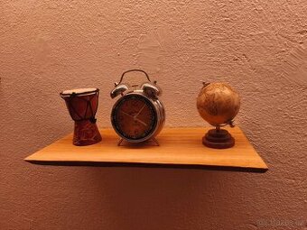 Máte prázdnou stěnu? Police z masivního dřeva -luxusní volba