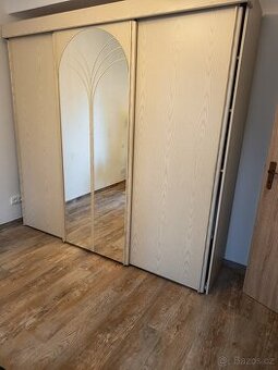 Velká šatní skříň se zrcadlem