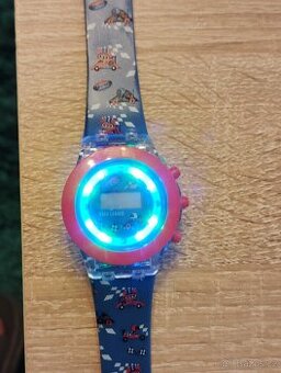 Klučičí svítící hodinky