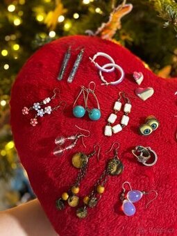 Bižuterie včetně pořadačů