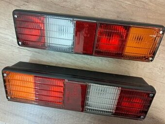 Dvě skupinové zadní svítilny