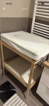 Prebalovaci pult doplneny o molitan a podlozku s frotym pros