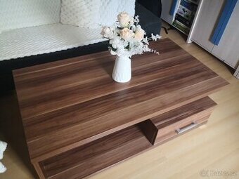 Masivní konferenční stůl