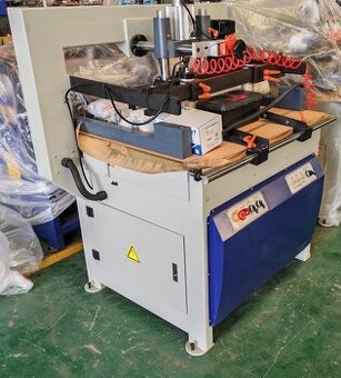 Kolíkovačka s přídavným horním vrtáním pro police.