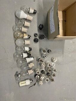 Žárovky a objímky