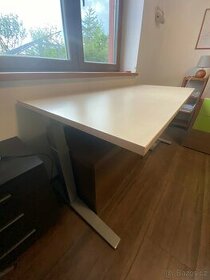 Výškově stavitelný psací/pracovní stůl/stoly