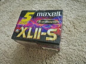 Maxell XLII-S 5pack a TDK AD 10pack audiokazety zabalené.