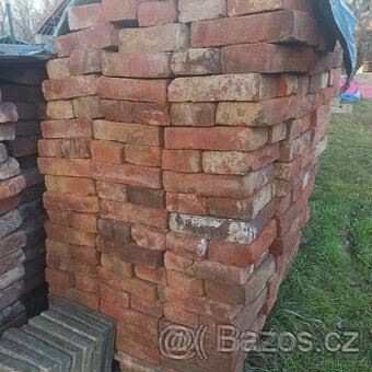 Zadáno  Nabízím staré plné očištěné cihly