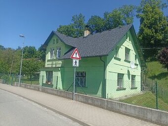 Dům se nachází v centru malebné obce Česká Metuje.