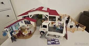 Shleich stáj, veterinární sanitka, kavárna, 11 koní