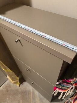 Botník na míru z luxusního šedobéžového lamina 120 x70