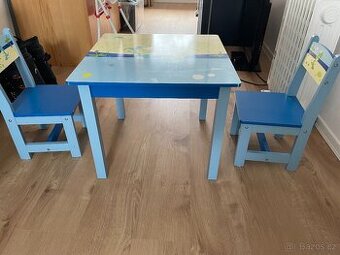 stoleček a dvě židličky