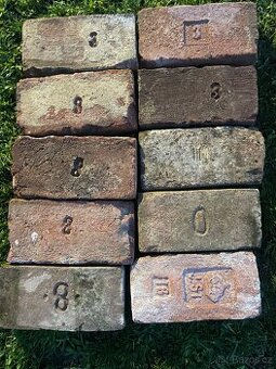 Staré cejchované pálené cihly zvonivky se znakem