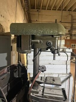 🔧 Stojanová / stolní vrtačka – typ V20A, rok výroby 1957