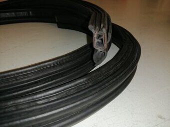 Těsnění zadních dveří Suzuki Samurai.