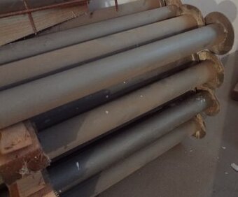 Pozinkované a natřené trubky dlouhé 380cm na plot vysoký 3 m