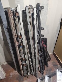 Nylonové a plastové hřebeny na posuvnou bránu