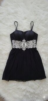 Černé plesové šaty