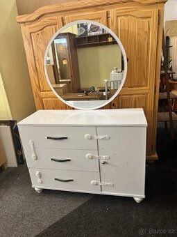 ❗️AKCE❗️ Hezká bílá lesklá komoda s kulatým zrcadlem