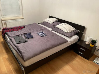 Postel, šatní skříň, noční stolky.