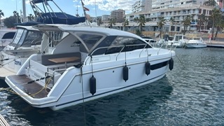 Motorová jachta Sealine S330 s Volvo Penta, 2015, 360 hodin