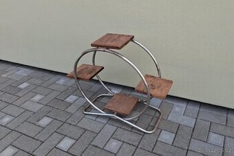 Funkcionalistický chromovaný stojan na květy