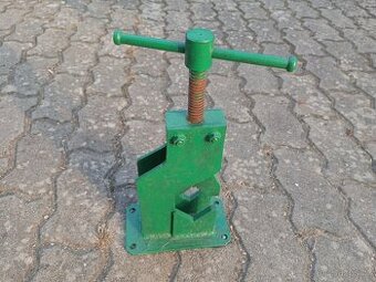 svěrák na trubky