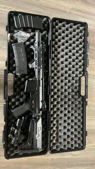 Airsoftová zbraň AR-15 s příslušenstvím