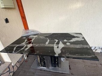 Jídelní stůl s mramovou deskou
