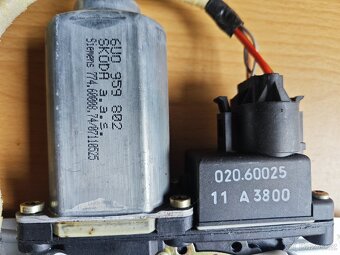 Stahovací mechanismus a motorek oken vozy Škoda