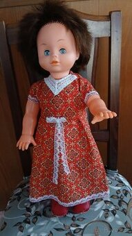 Retro chodička panenka při chůzi otáčí hlavou