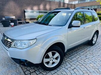 Subaru Forester 2.0i 4x4 MANUÁL VÝHŘEV SENZORY TAŽNÉ SERVISK