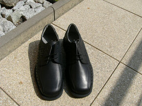 Polobotky černé perforované