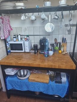 Ostrůvek z masivu z IKEA