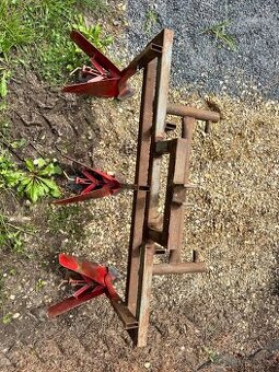 Pluh, řádkovač, hrobkovač, za traktor domácí výroby