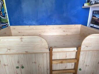 Zvýšená postel s úložným prostorem